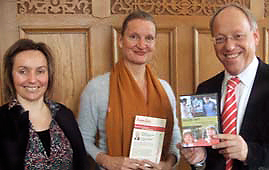 Oberbürgermeister Pit Clausen mit Ulrike Mund und Bianca Post Bild Oberbürgermeister Pit Clausen mit Ulrike Mund und Bianca Post