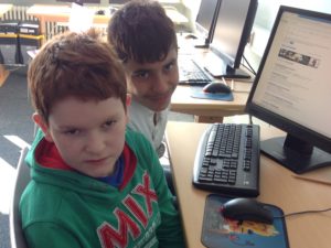 Jugendliche am PC